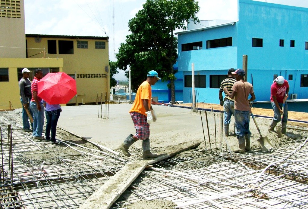 El departamento de Obras Públicas de la Alcaldía de Moca, aceleran las labores de construcción de la funeraria municipal